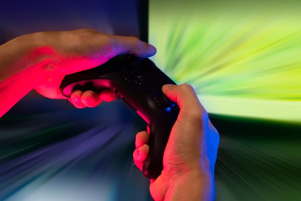 igrač video igara drži joystick u rukama